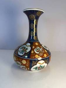 lot 112 image: Hand Painted Chinese Vase.