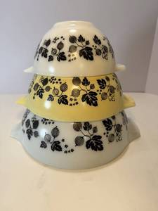lot 49 image: Yellow and White Gooseberry Pyrex