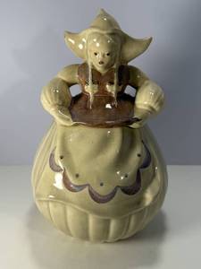lot 117 image: Red Wing Dutch Girl Cookie Jar