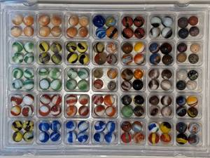 lot 66 image: Antique and Vintage Marbles - Set 4