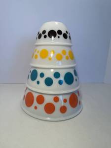 lot 45 image: Vintage Hazel Atlas Polka Dot Nesting &nbspBowls