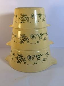 lot 75 image: Pyrex Shenandoah Cinderella mixing bowls