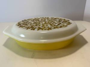lot 77 image: Pyrex Verde divided casserole dish with lid