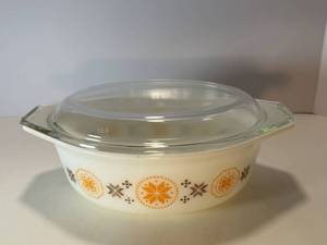lot 81 image: Pyrex Town & Country casserole with lid
