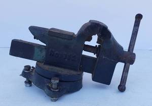 lot 26 image: Vintage LITTLESTOWN No. 112 Swivel Bench Vise