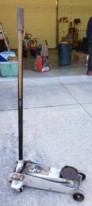 lot 43 image: Heavy Duty 2-Ton Floor Jack