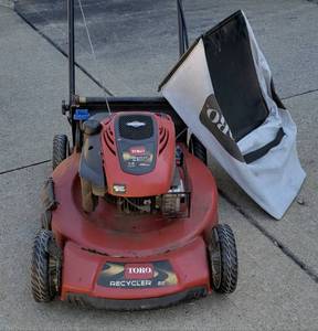 lot 45 image: Working TORO 7hp 22 Recycler Lawnmower wBag