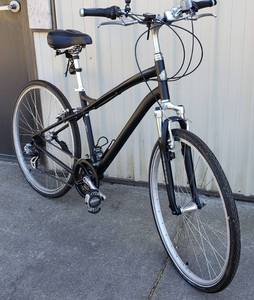 lot 46 image: Excellent Like-New Specialized GLOBE Bicycle