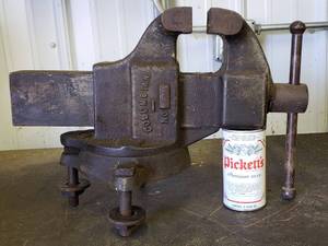 lot 47 image: LARGE Antique COLUMBIAN Heavy Duty Bench Vise