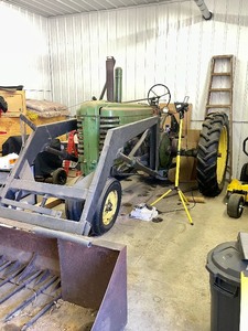 lot 10 image: 1940s-1950s era JOHN DEERE Tractor wLoader