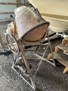 lot 75 image: Heavy Duty Vintage Cement Mixer