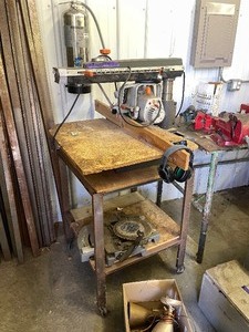 lot 60 image: Working Black & Decker Radial Arm Saw