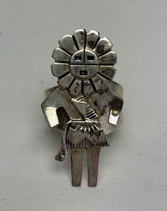 lot 7 image: Signed Vintage Native American Sterling Silver Ring - Size 8.5