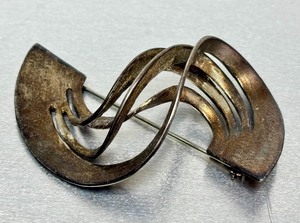 lot 13 image: Larger Signed Sculptural Modernist Sterling Silver Brooch