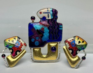 lot 19 image: Fabulous Signed Modernist Sterling 22K Gold & Enamel Brooch Pendant & Earring Set by Celiane & Ronald Dunetz