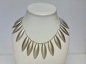lot 20 image: Elegant Sterling Silver Necklace wLeaf Design
