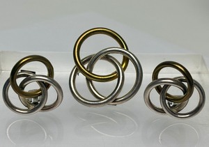 lot 22 image: Taxco Sterling Silver Interlocking Ring Brooch & Earring Set