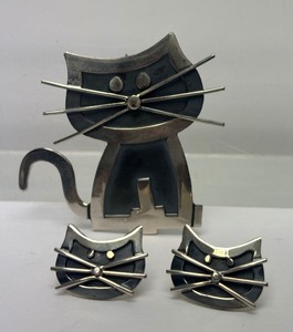 lot 23 image: Sterling Silver Cat Brooch wMatching Earring Set