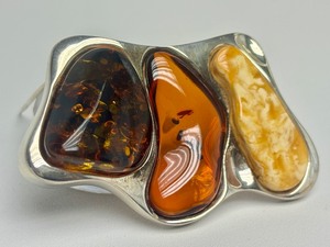 lot 51 image: Sculptural Sterling Silver Brooch w3 Types of Amber