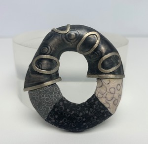 lot 54 image: Lovely Large Signed FORD FORLANO Sterling Silver & Polymer Round Brooch