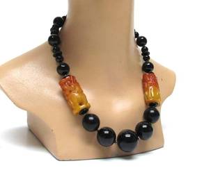 lot 62 image: Beautiful Chinese Carved Carnelian & Black Onyx Necklace