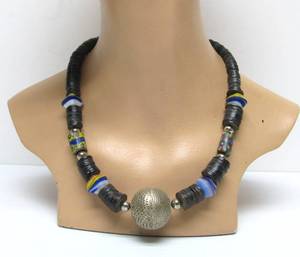 lot 68 image: Beautiful Old Vintage African Necklace wTrade Beads