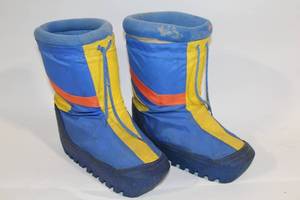 lot 1 image: Pair of Retro Colorful Snow Boots