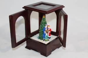 lot 54 image: Festive Caroling Family Music Box with Tree in Wooden Case