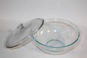lot 70 image: Clear Glass Cooking Bowl with Lid