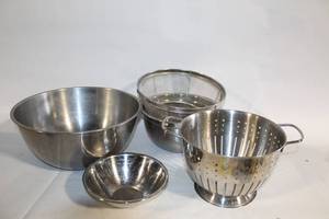 lot 82 image: Set of 4 Stainless Steel Mixing Bowls & Strainers