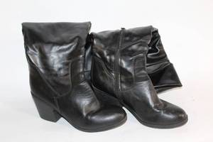lot 165 image: Pair of Black Ankle Boots with Chunky Heels - Size 8