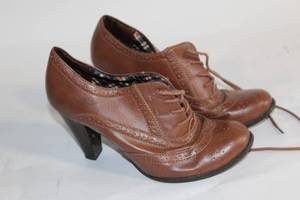 lot 166 image: Pair of Womens Tan Oxford Heel Shoes, Size UK 6  EU 39