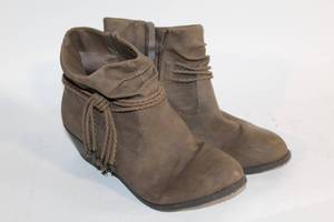 lot 170 image: Womens Brown Ankle Boots with Side Zipper, Size US 6