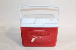 lot 187 image: Used Red Rubbermaid Insulated Cooler with Handle