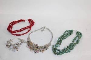 lot 218 image: Collection of 5 Elegant Jewelry Pieces - Necklaces and Bracelets