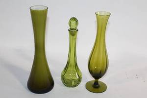 lot 247 image: Set of 3 Green Glass Vases with Elegant Design