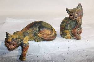 lot 257 image: Pair of Vintage Ceramic Cat Figurines