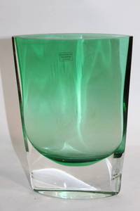 lot 258 image: Elegant Green Art Glass Vase with Clear Base