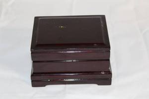 lot 276 image: Glossy Wooden Trinket Box with Lined Interior