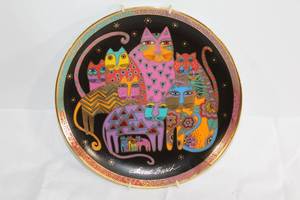 lot 282 image: Franklin Mint Heirloom Collection Fabulous Felines Decorative Plate by Laurel Burch