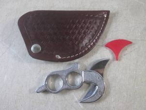 lot 17 image: (EC1) United Tomahawk Game Skinner ...