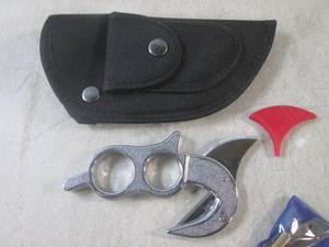lot 18 image: (EC1) United Tomahawk Game Skinner ...