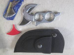 lot 19 image: (EC1) United Tomahawk Game Skinner ...
