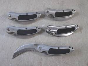 lot 22 image: (EC1) 5 Folding Knives with Belt Cl...