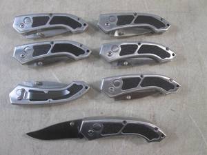 lot 25 image: (EC1) 7 Folding Knives with Belt Cl...