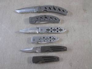 lot 29 image: (BSB) 6 Folding Knives with Belt Cl...