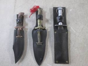 lot 58 image: (CNTR) Mini Knives with Sheaths...