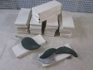 lot 70 image: (EC1) 26 New In Box Folding Leaf Kn...