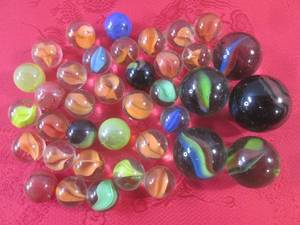 lot 113 image: (FS) Assortment of Marbles in Small...