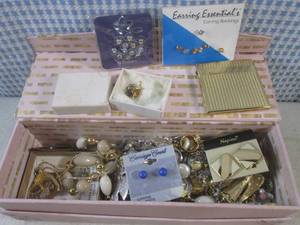 lot 121 image: (FS) Assorted Fashion Jewelry...